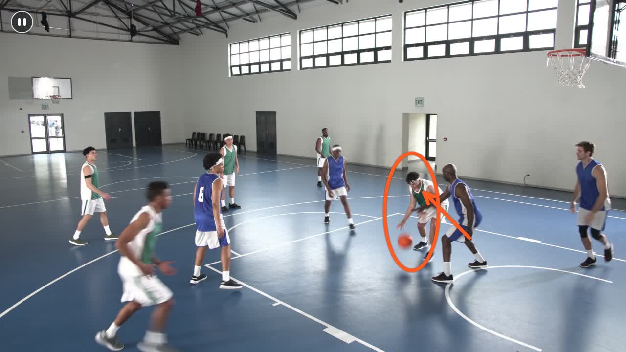 Action de basketball mise en pause, avec le cercle et la flèche du coach