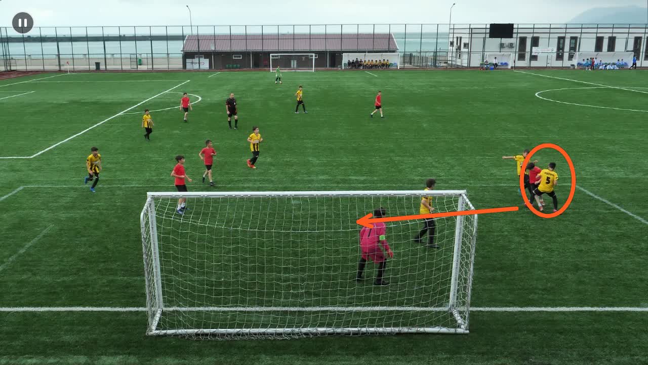 Action de football mise en pause, avec le cercle et la flèche du coach