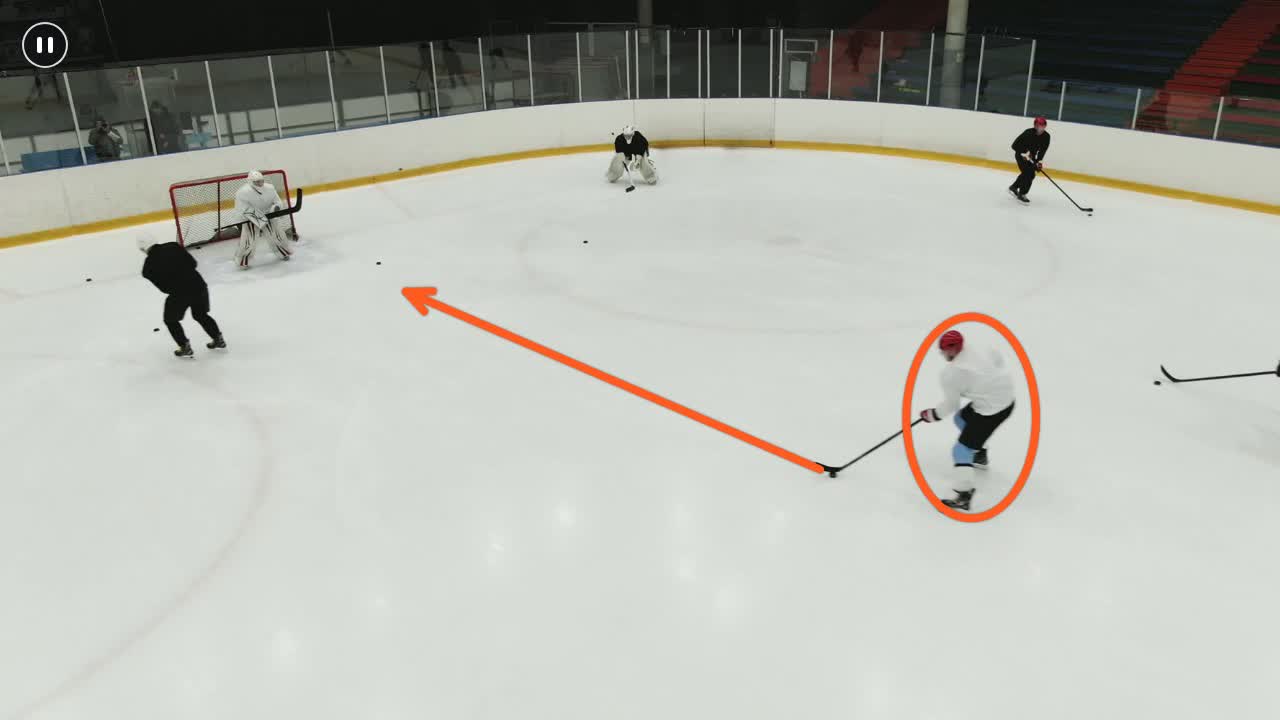Action de hockey sur glace mise en pause, avec le cercle et la flèche du coach