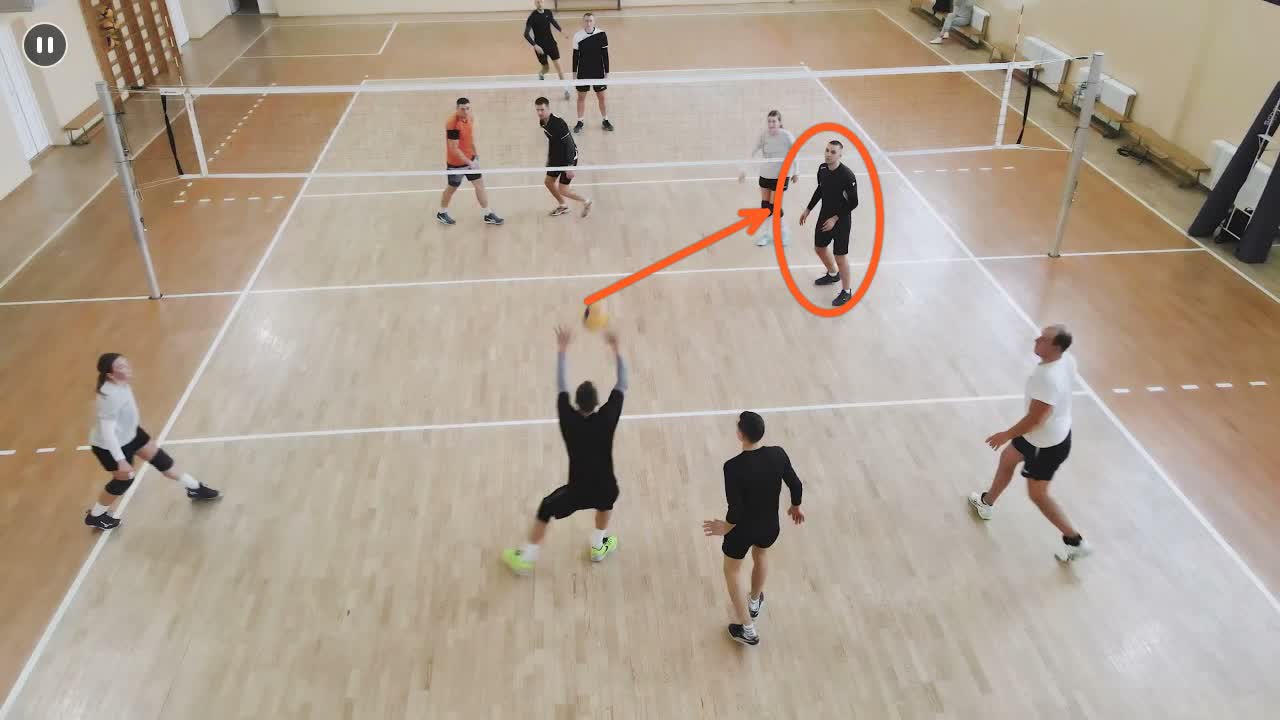 Action de volleyball mise en pause, avec le cercle et la flèche du coach